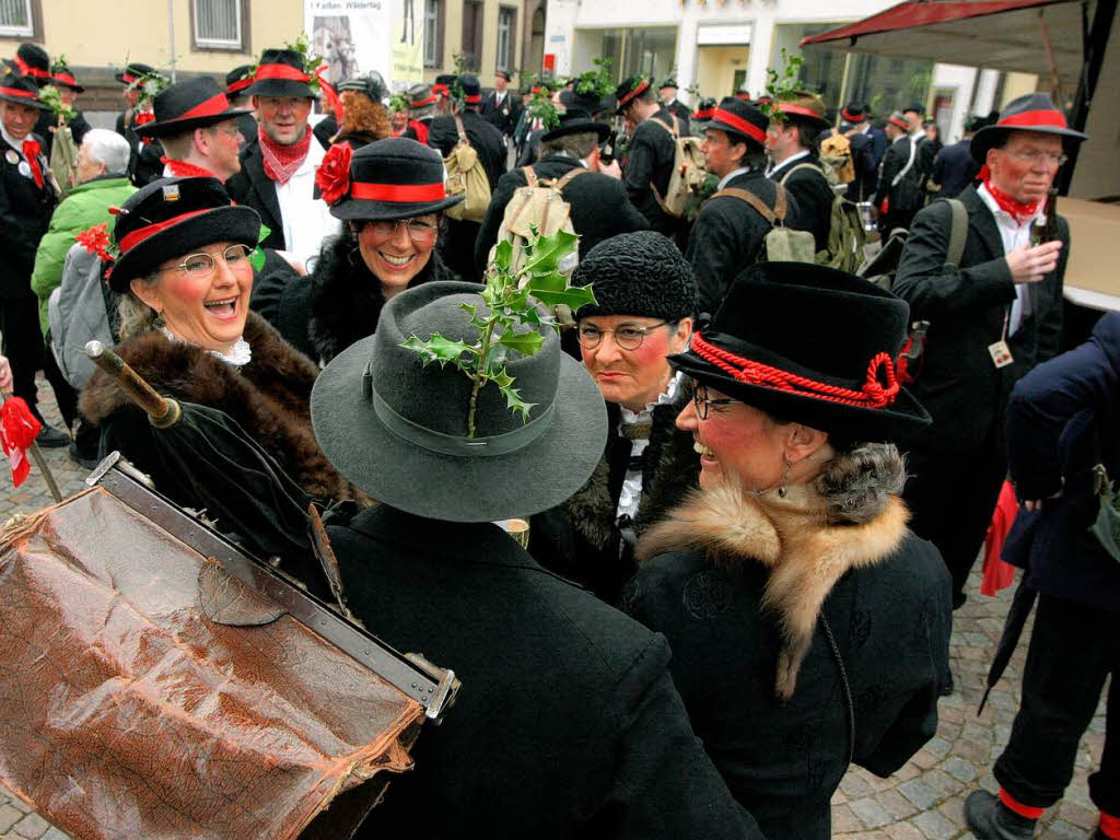 In Bad Sckingen waren die Wlder los. Nach dem Besuch im Rathaus ging’s ans Narrenbaumstellen auf dem Mnsterplatz.