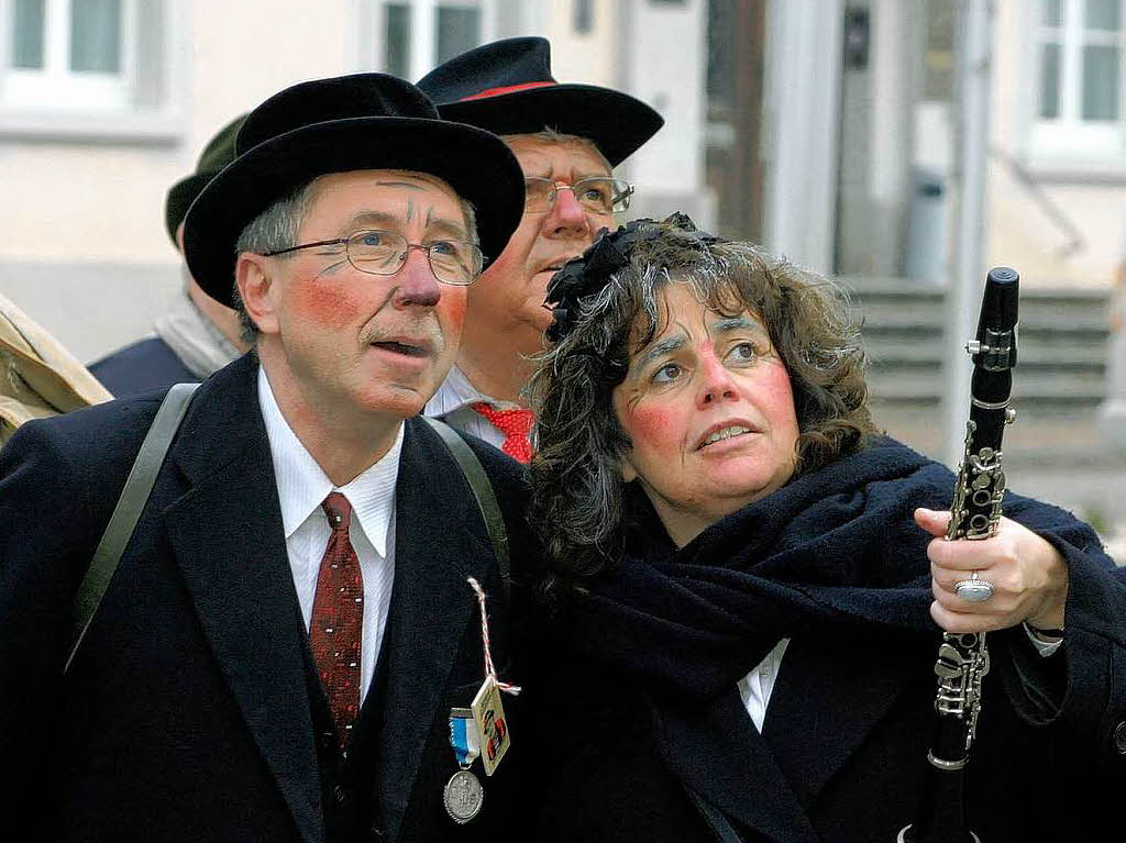 In Bad Sckingen waren die Wlder los. Nach dem Besuch im Rathaus ging’s ans Narrenbaumstellen auf dem Mnsterplatz.