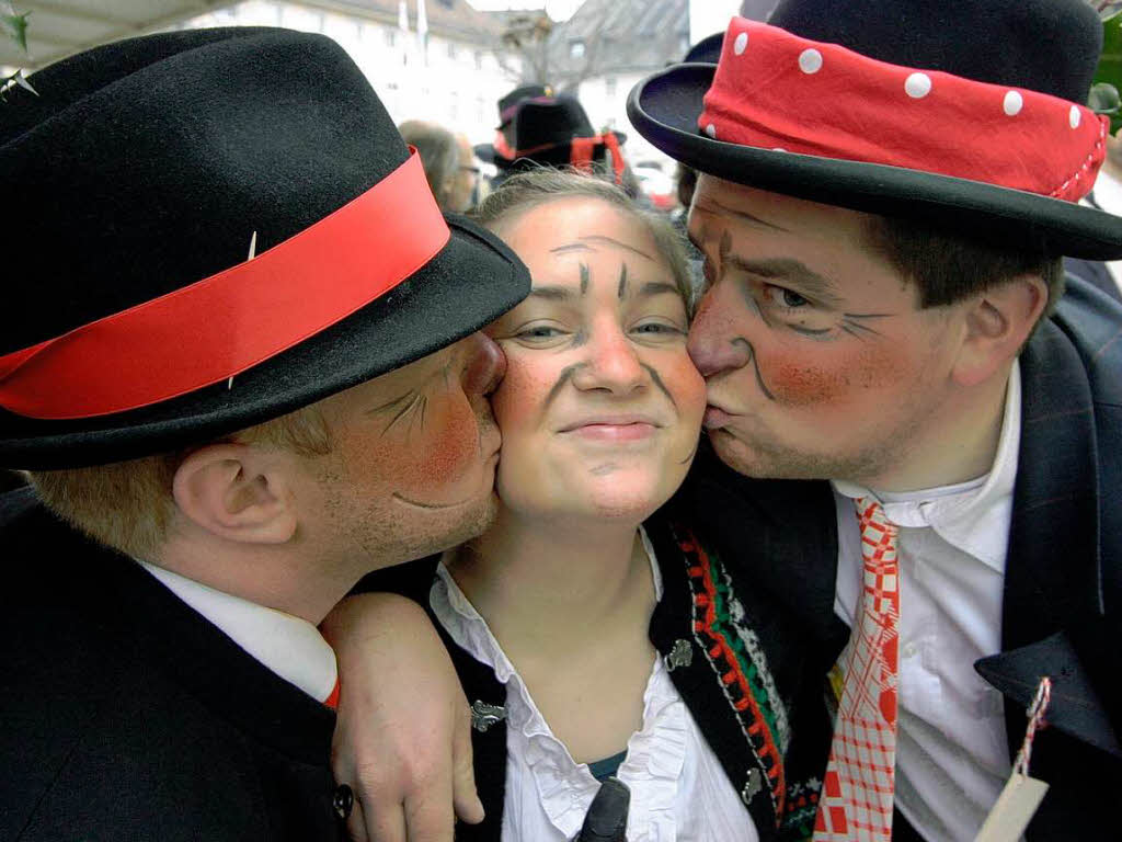 In Bad Sckingen waren die Wlder los. Nach dem Besuch im Rathaus ging’s ans Narrenbaumstellen auf dem Mnsterplatz.