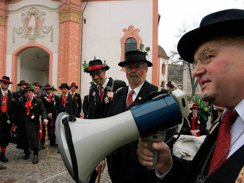 In Bad Sckingen waren die Wlder los. Nach dem Besuch im Rathaus ging’s ans Narrenbaumstellen auf dem Mnsterplatz.