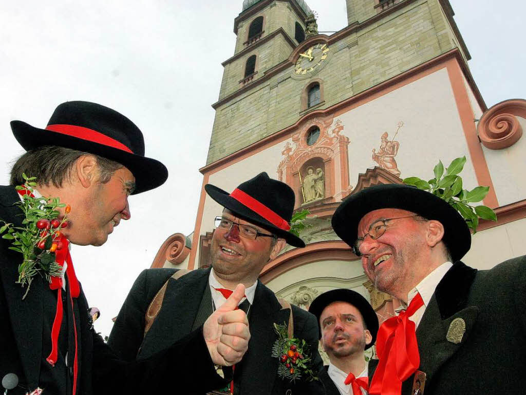 In Bad Sckingen waren die Wlder los. Nach dem Besuch im Rathaus ging’s ans Narrenbaumstellen auf dem Mnsterplatz.