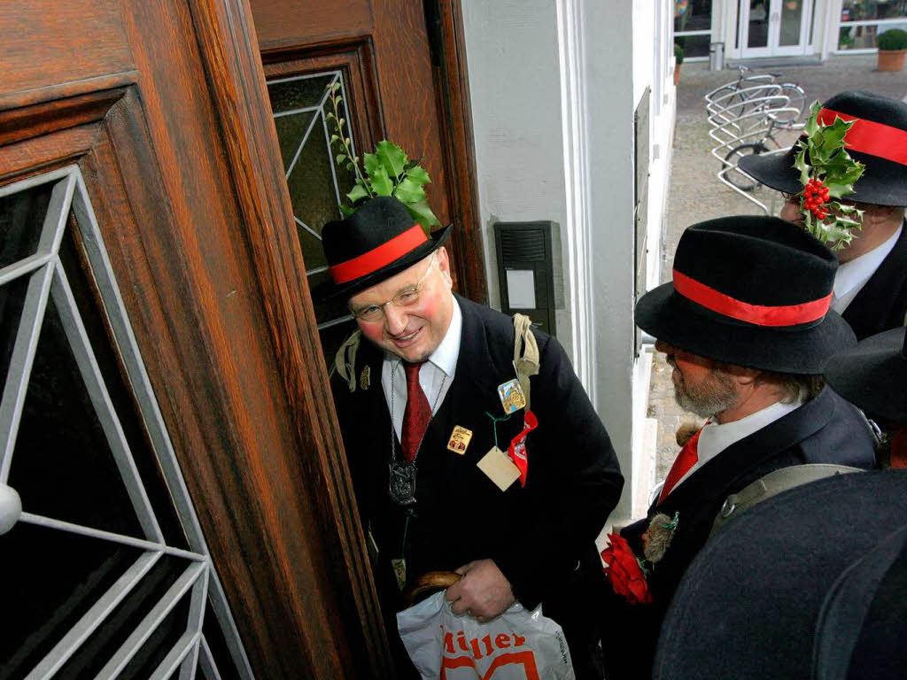 In Bad Sckingen waren die Wlder los. Nach dem Besuch im Rathaus ging’s ans Narrenbaumstellen auf dem Mnsterplatz.