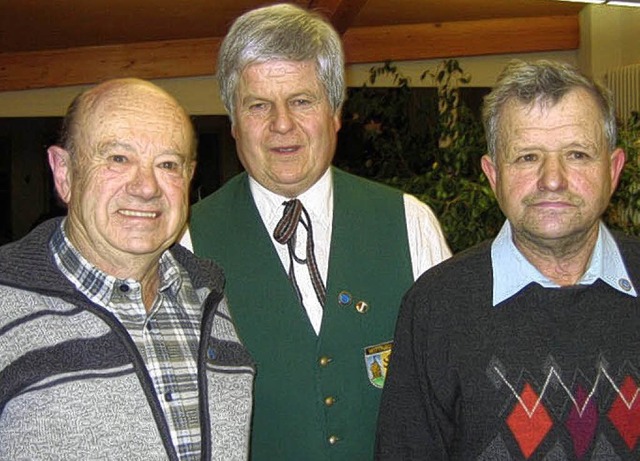 40 Jahre Treue zum Verein (von links):...Klaus Schneider und Franz Gutmann.      | Foto: otto selb