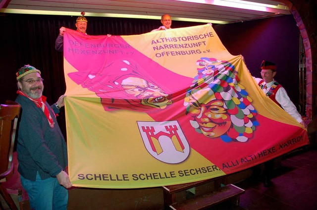 Axel Micelli, Uwe Schreiner, Uwe Gajek...ks) prsentieren die gemeinsame Fahne.  | Foto: Helmut Seller