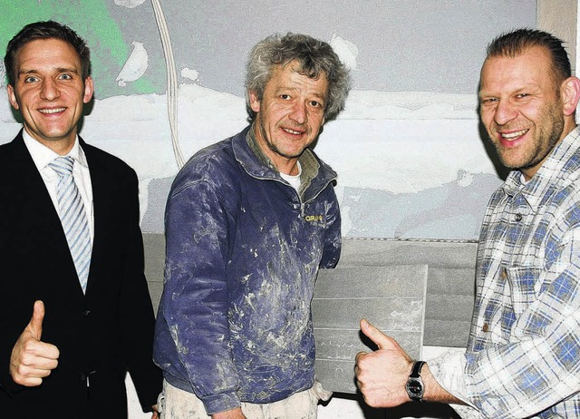 Daumen hoch: Oliver Gade (links) mit R...iesen Graf und Bauleiter Klaus Mayer.   | Foto: Losert