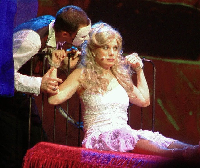 Erotische Anspielung: Opernsngerin Ch...Fngen des Phantoms (Axel lzinger).    | Foto: Archiv: Roswitha Frey