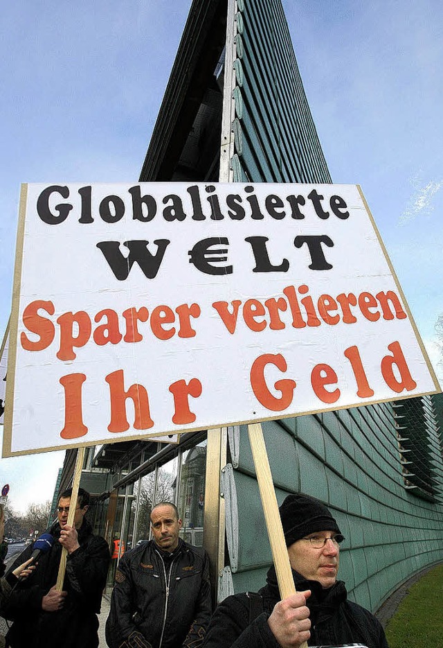 In Berlin protestierten gestern Sparer...egen  die islndische Kaupthing-Bank.   | Foto: DPA
