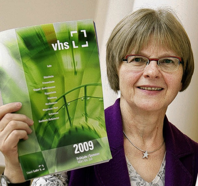 Gabriele Melcher prsentiert das druckfrische Frhjahrsprogramm der Lahrer VHS.   | Foto: C. breithaupt
