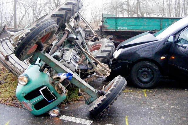 Traktor bei Unfall in Mllen umgekippt