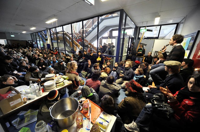 Voll besetztes Haus: 250 Studierende l...nden die Pdagogische Hochschule lahm.  | Foto: Thomas Kunz
