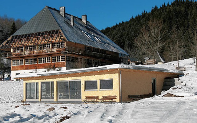 Der Neubau der Sauna  in einer Linie mit dem Gasthaus  | Foto: Liane Schilling