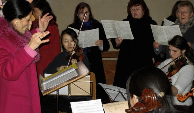 An den Beitrgen des von Estira Marjan...irkte auch ein Streicherensemble mit.   | Foto: barbara schmidt