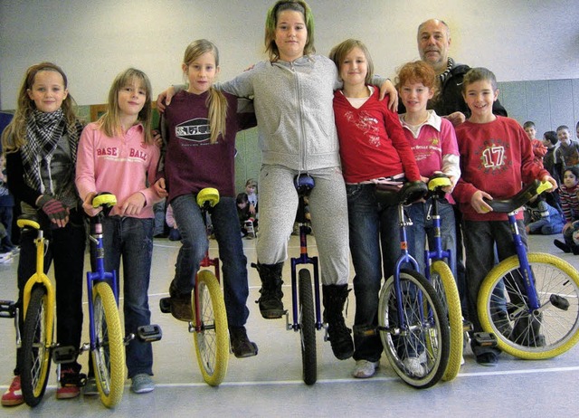 Neun Nachwuchsartisten der Oberscking...chlern auch ihren Einradfhrerschein.  | Foto: Heike Armbruster