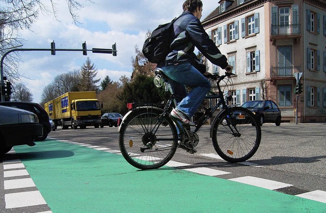 Die grnen Radler-Markierungen,  ein M...burgs,  werden nach und nach erneuert.  | Foto: Seller