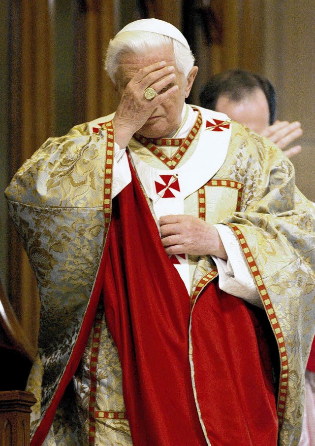 Augen zu und durch? Der Papst steht derzeit in der Kritik.   | Foto: DPA