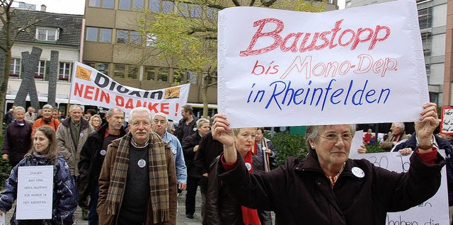 Demonstranten vor dem Landratsamt wege...lagerungen auf der Scheinberg-Deponie   | Foto: hnig