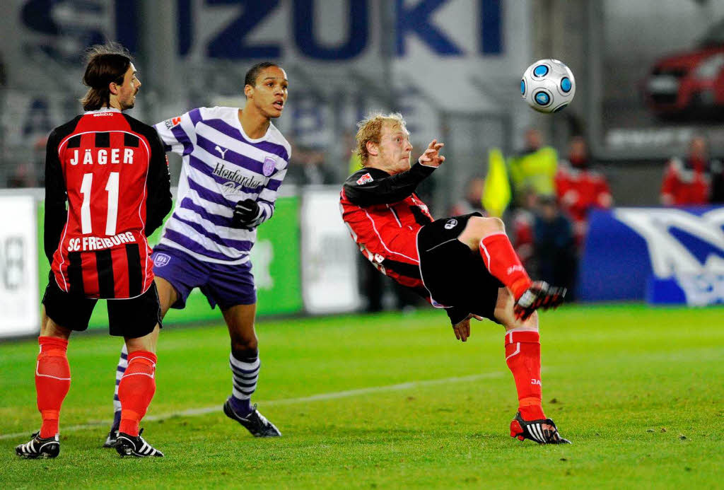 Tommy Bechmann erzielt mit einem Fallrckzieher das 1:0 des SC Freiburg gegen den VfL Osnabrck.