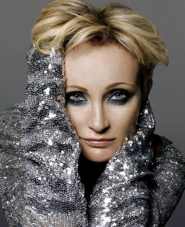 Die Dekadenz der 30er-Jahre im neuen Gewand: Patricia Kaas   | Foto: pr