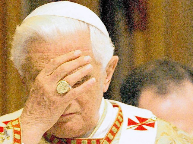 Papst Benedikt XVI muss immer mehr Kritik aushalten.  | Foto: dpa