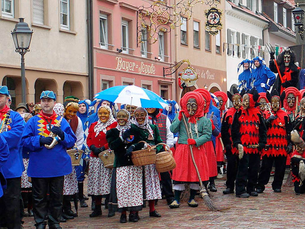 Jede Menge Narren verschiedener Zünfte auf dem Waldkircher Marktplatz. Jede Menge Narren verschiedener Zünfte auf dem Waldkircher Marktplatz.