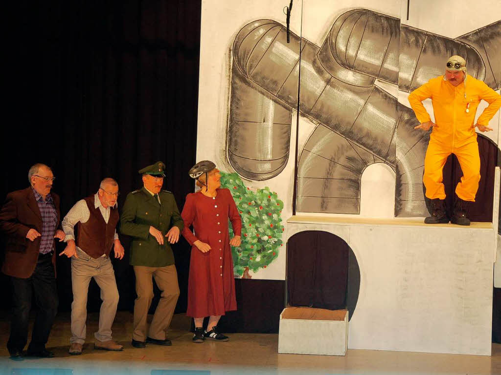 Hier wird gezeigt, wie die Notrutschen an der Turnhalle funktionieren. Hier wird gezeigt, wie die Notrutschen an der Turnhalle funktionieren.