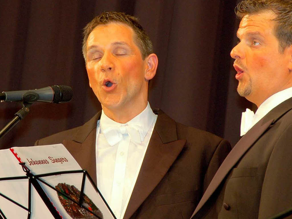 Zwei der Johannes-Singers in Aktion Zwei der Johannes-Singers in Aktion