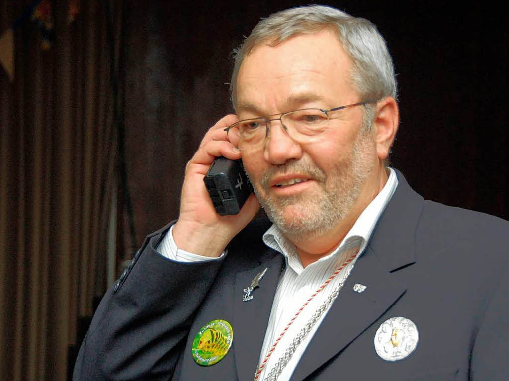 Herbert Flum organisiert mit Funkgerät mit. Herbert Flum organisiert mit Funkgerät mit.