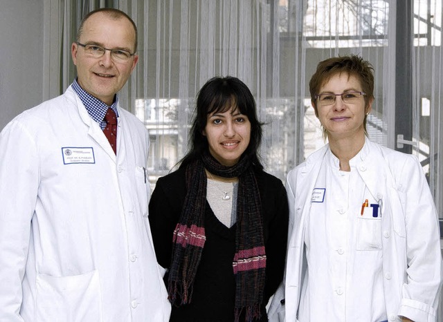 Magali bei der Entlassung aus der Uni-...Bernward Passlick und Dr. Mirjam Elze   | Foto: privat