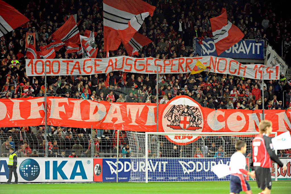 Noch 144 Tage bis zur Rckkehr in die Bundesliga? Fan-transparente beim Osnabrck-Spiel.