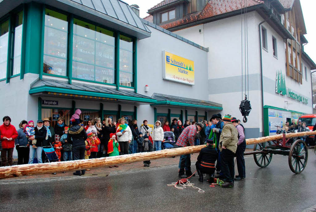 Zahlreiche Narren kamen auf den Rickenbacher Dorfplatz, um beim Stellen des Narrenbaums zuzuschauen.