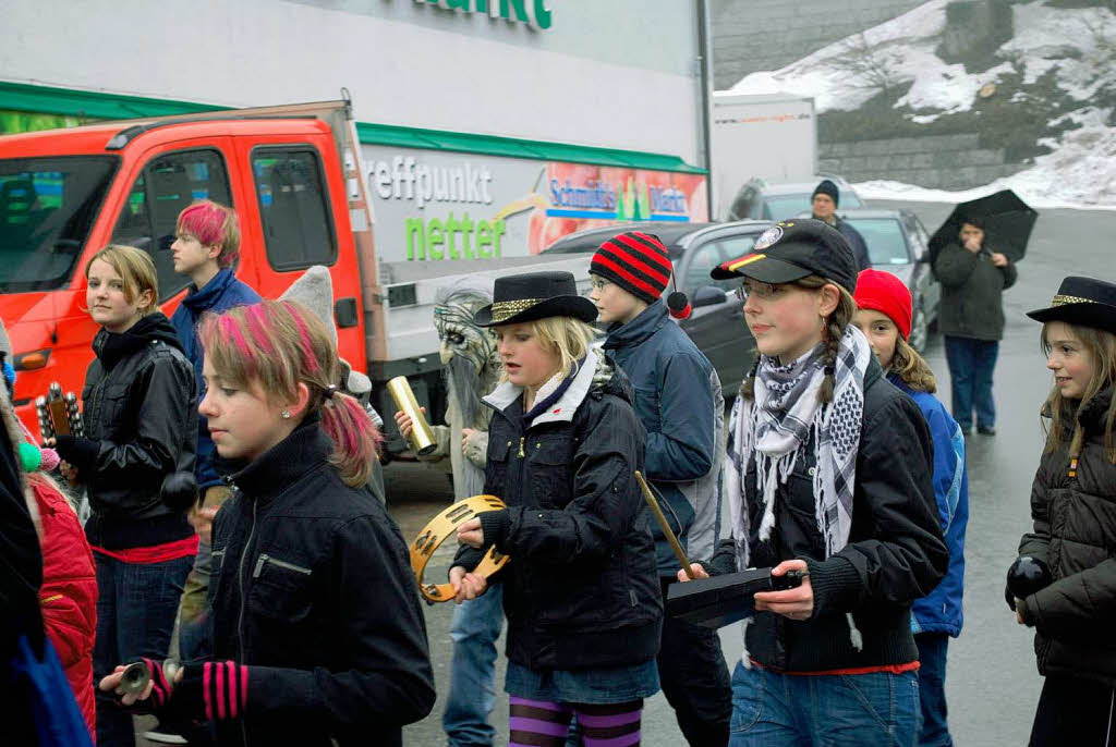 Zahlreiche Narren kamen auf den Rickenbacher Dorfplatz, um beim Stellen des Narrenbaums zuzuschauen.