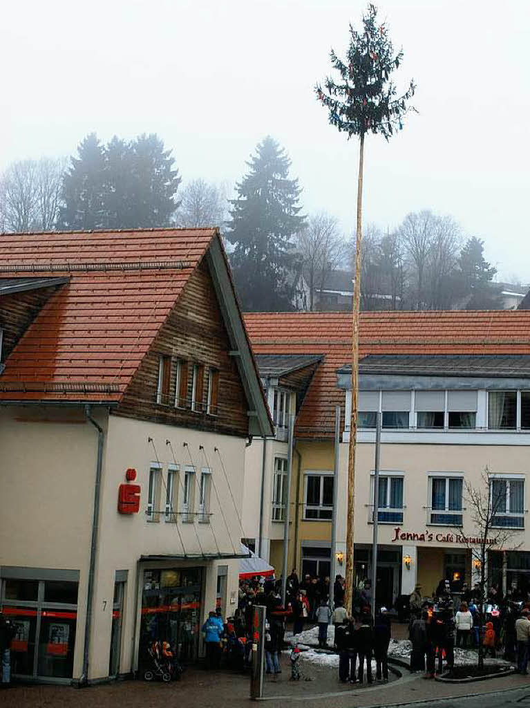 Zahlreiche Narren  kamen auf den Rickenbacher Dorfplatz, um beim Stellen des Narrenbaums zuzuschauen.