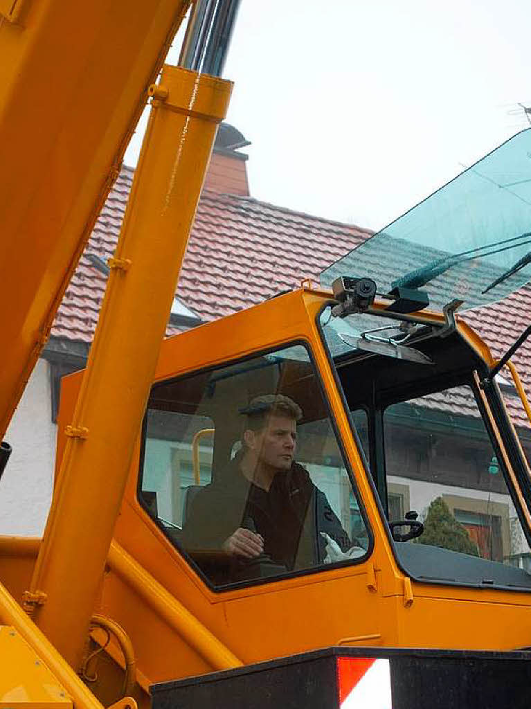 Zahlreiche Narren kamen auf den Rickenbacher Dorfplatz, um beim Stellen des Narrenbaums zuzuschauen.