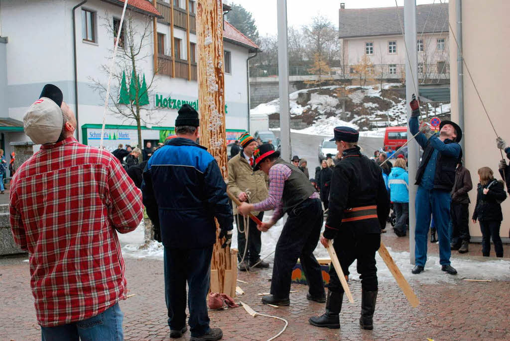 Zahlreiche Narren kamen auf den Rickenbacher Dorfplatz, um beim Stellen des Narrenbaums zuzuschauen.