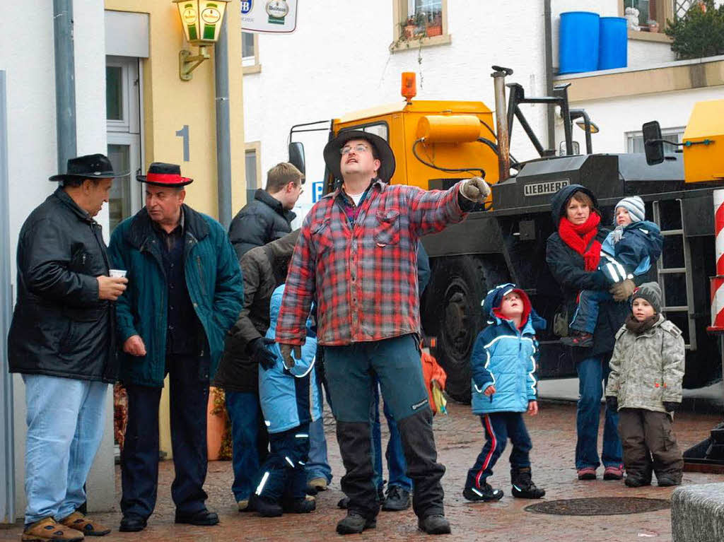 Zahlreiche Narren kamen auf den Rickenbacher Dorfplatz, um beim Stellen des Narrenbaums zuzuschauen.