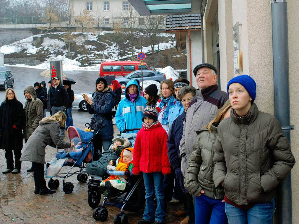 Zahlreiche Narren kamen auf den Rickenbacher Dorfplatz, um beim Stellen des Narrenbaums zuzuschauen.