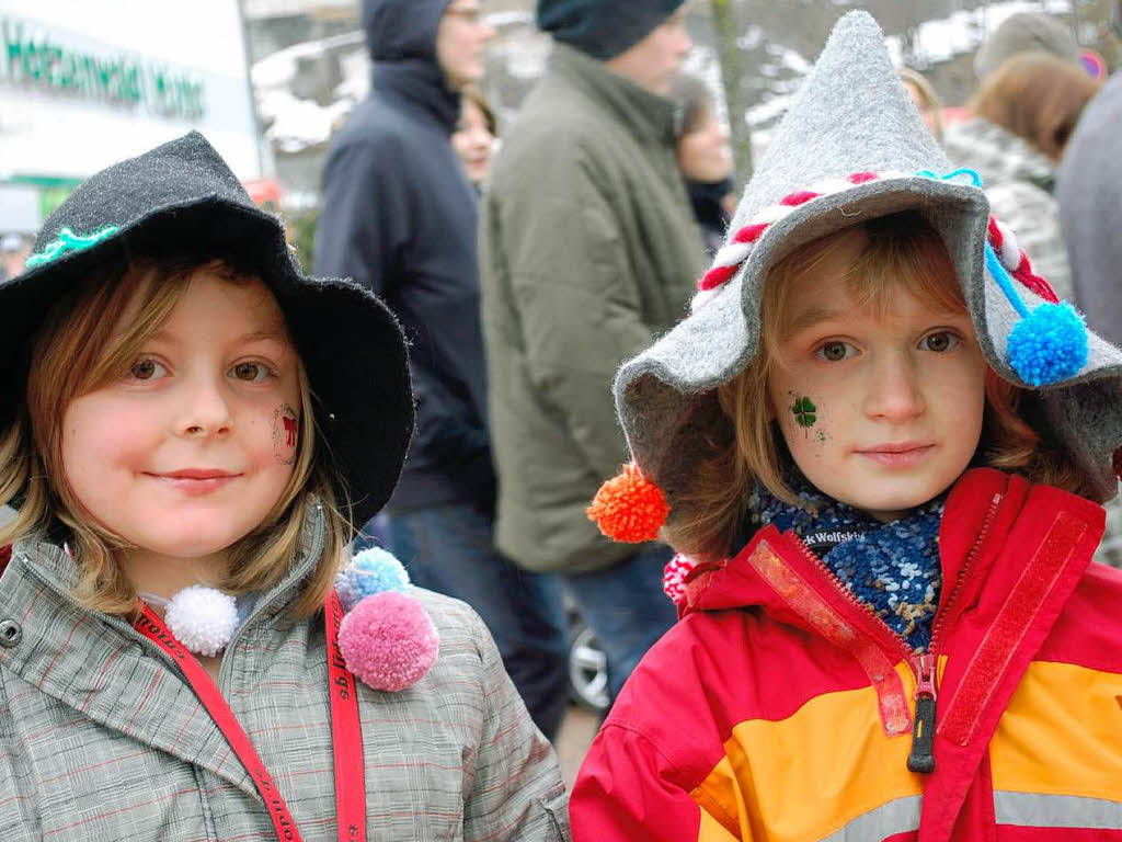 Zahlreiche Narren kamen auf den Rickenbacher Dorfplatz, um beim Stellen des Narrenbaums zuzuschauen.