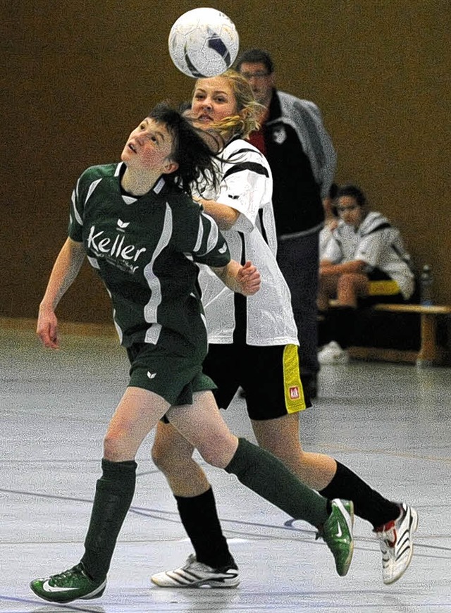 Mit Kpfchen spielen macht hier eine A...er Partie gegen den FC Wittlingen vor.  | Foto: Andr Roos