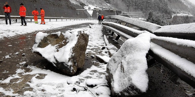 Zwei Kubikmeter Fels sind in der Nacht...g auf die Gotthard-Autobahn gestrzt.   | Foto: DPA