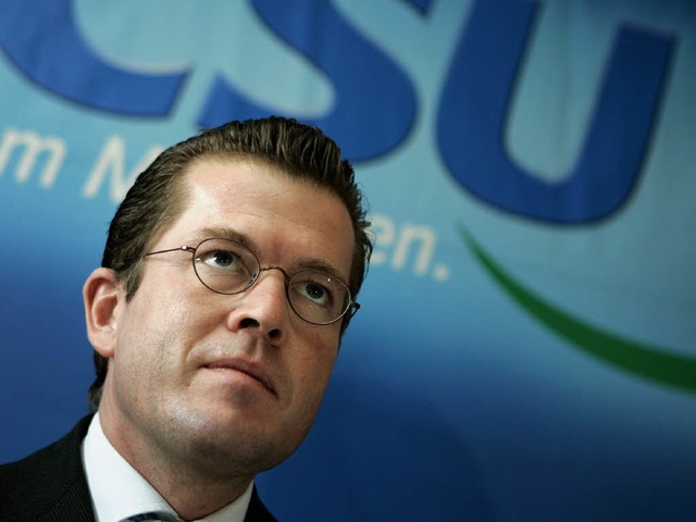 Karl-Theodor zu Guttenberg macht einen...ng und wird Bundeswirtschaftsminister.  | Foto: dpa