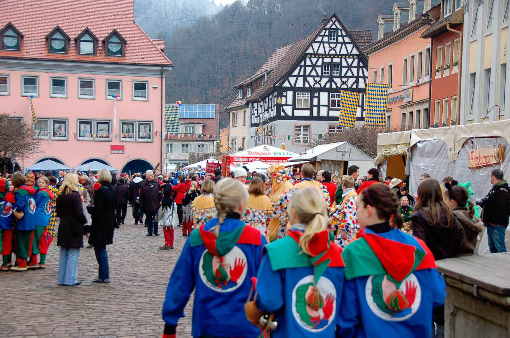 Die Narren versammeln sich auf dem Marktplatz in Waldkirch. Die Narren versammeln sich auf dem Marktplatz in Waldkirch.