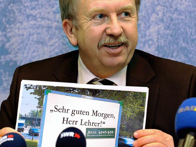 Kultusminister Helmut Rau  stellt seine Werbekampagne vor.  | Foto: dpa