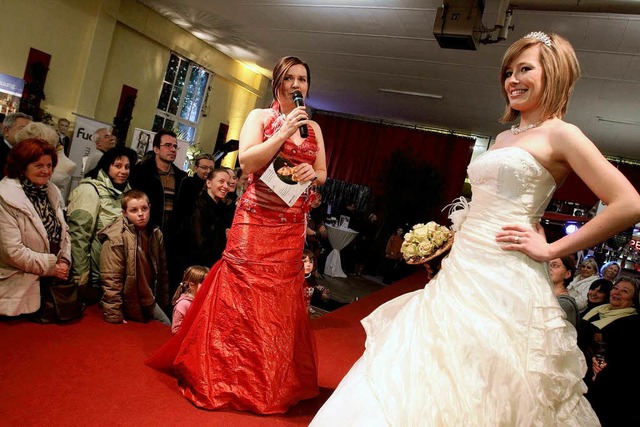 Man zeigt, was man hat: Mitorganisator...(rotes Kleid) bei der Brautmodenschau.  | Foto: Patrik Mller
