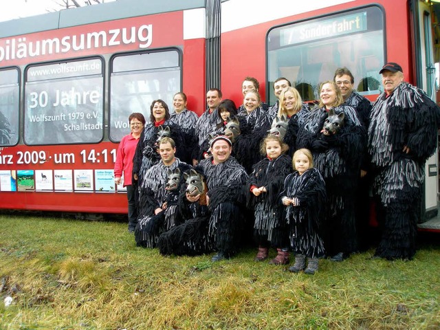 Machen auf einer Straenbahn Werbung f...en Umzug: die Wlfe aus Wolfenweiler.   | Foto: Schmidt