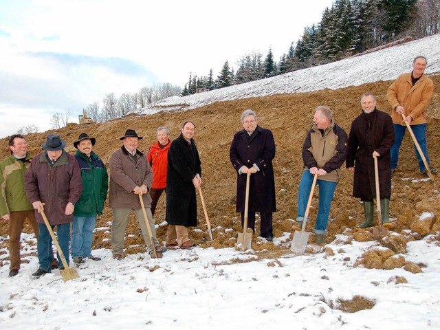 Mit dem symbolischen ersten Spatenstic... Berg&#8220; oberhalb von Tannenkirch.  | Foto: Markus Maier