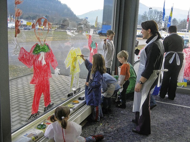 ELZACH. Fasnet am Schaufenster: Auch d... kleinen Schuttigumzug an die Fenster.  | Foto: Thomas Steimer