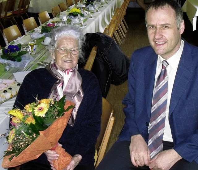 Brgermeister Thomas Breig gratulierte...nem Blumenstrau zum 100. Geburtstag.   | Foto: Christian Rebhan