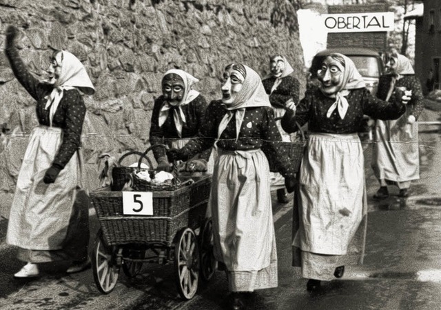 Marktwiiber  beim  Umzug  im Jahr  196...ermonster&#8220; aus  dem Jahr  1993.   | Foto: Privat/Berger/Bergmann