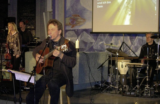 Clemens Bittlinger und seine Band  for..., sich  auf  den Glauben zu besinnen.   | Foto: Werner