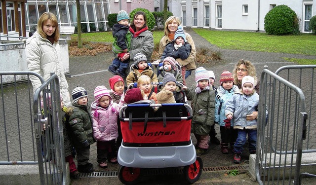 Die Erzieherinnen  Lilli Schmidt, Silv...amt Kindern und dem neuen Krippenwagen  | Foto: eltern-kind-zentrum